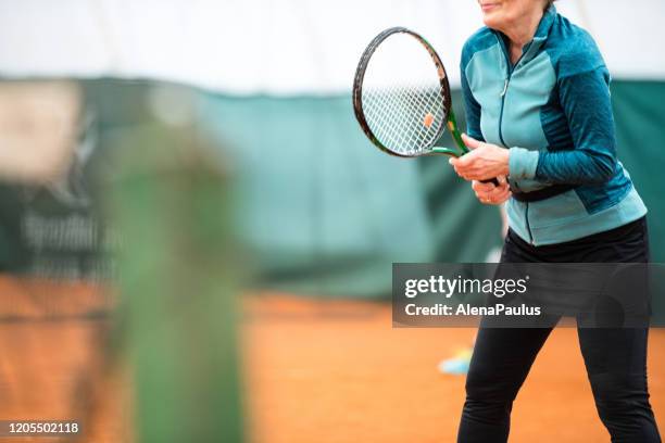 femme jouant le tennis fermez vers le haut - tennis raquet close up photos et images de collection