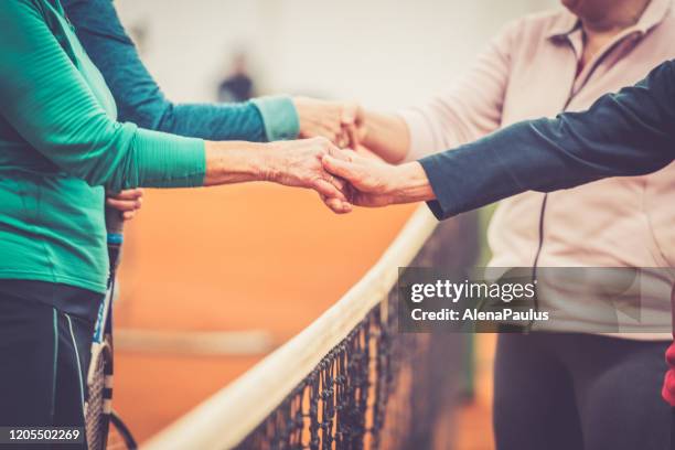 amis de femmes jouant des mains de tennis se ferment vers le haut - tennis raquet close up photos et images de collection