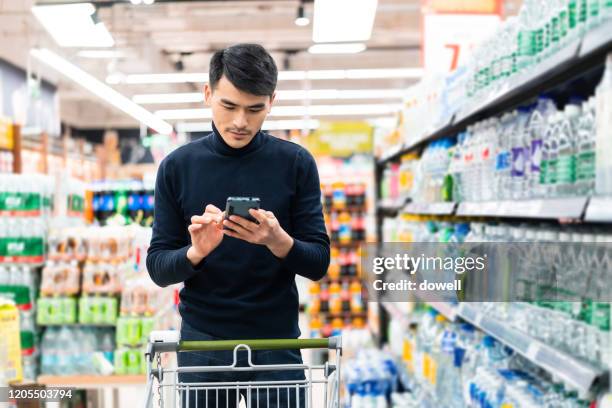 grocery shopping - chinese young adults shopping imagens e fotografias de stock