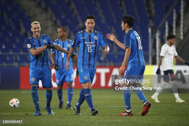 Jung Seung-Hyun of Ulsan Hyundai celebrates with teammates after scores a first goal during the AFC Champions League Group F match between Ulsan...