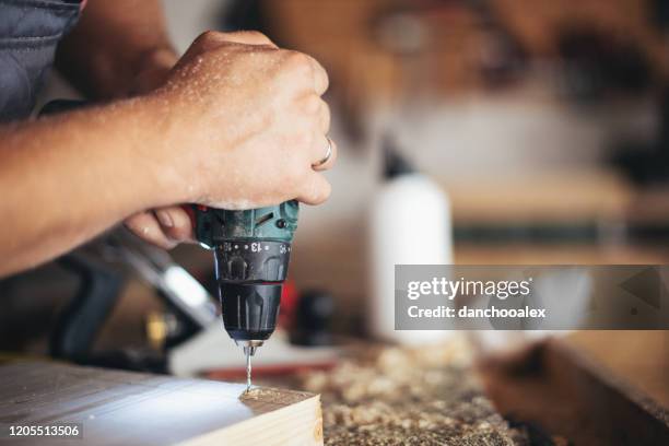 jonge timmerman die hout lijmt - drill stockfoto's en -beelden