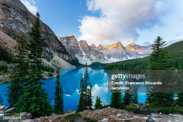 moraine lake, sunrise view. canadian rockies, alberta, canada - see lake louise stock-fotos und bilder