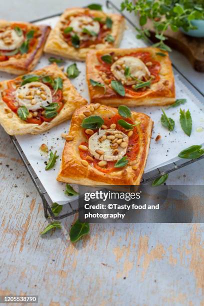 homemade puff pastry pasties with tomato, goat cheese, sorrel and nuts - blätterteig stock-fotos und bilder