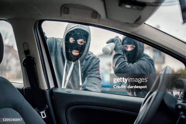 mensen die een auto stelen - vandalisme stockfoto's en -beelden