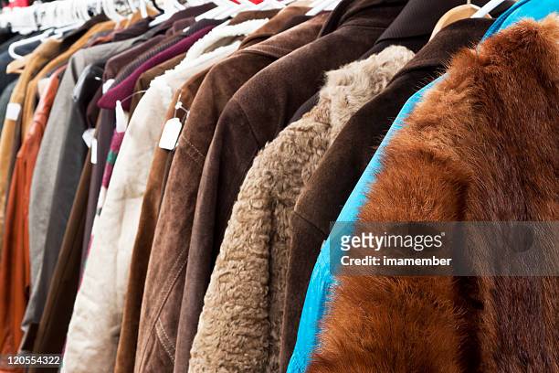 primo piano secondhand inverno cappotti e giacche appeso in negozio - fur jacket foto e immagini stock