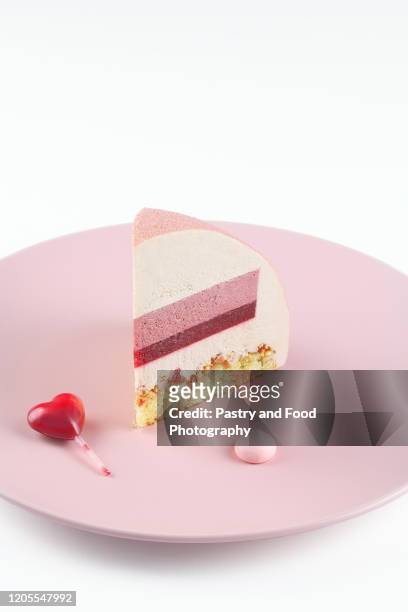 contemporary ruby chocolate dome mousse cake - gelatina sobremesa - fotografias e filmes do acervo