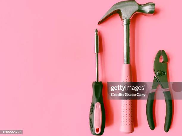pink tools on pink background - hamer handgereedschap stockfoto's en -beelden