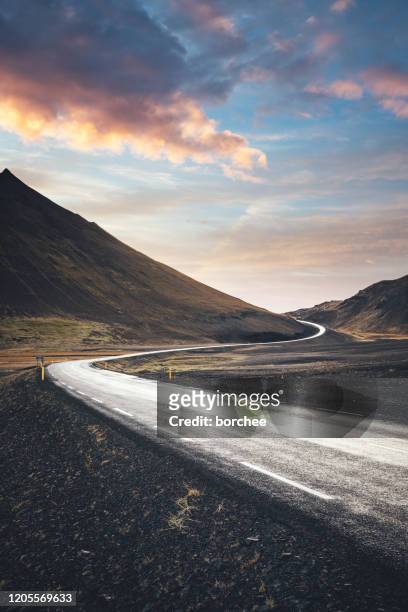 アイスランドの曲がりくねった道 - 壮大な景観 ストックフォトと画像