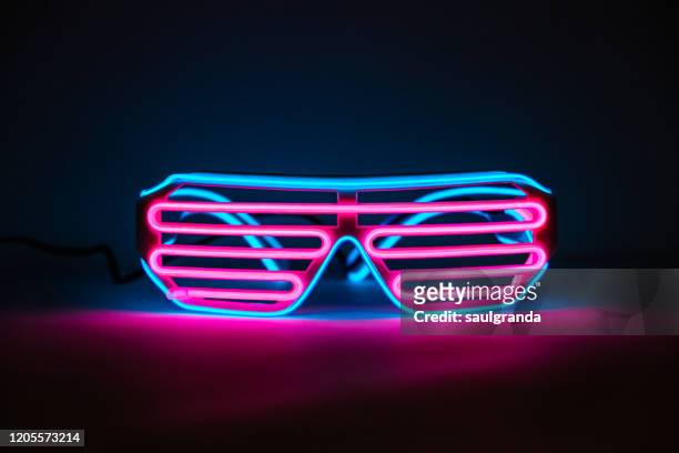 glowing neon glasses - arts culture and entertainment fotografías e imágenes de stock