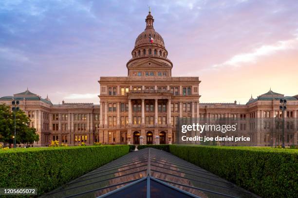 texas capitol, dramatic sunset, austin, texas, america - staatsregering gebouw stockfoto's en -beelden