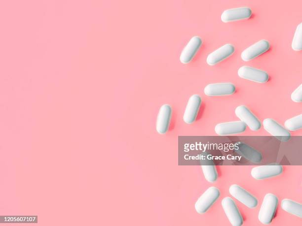 white pills on pink background - ibuprofen 個照片及圖片檔