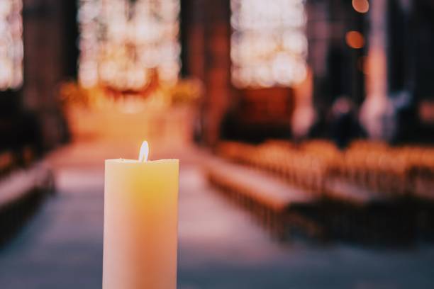 close-up of candle in the church - fé - fotografias e filmes do acervo