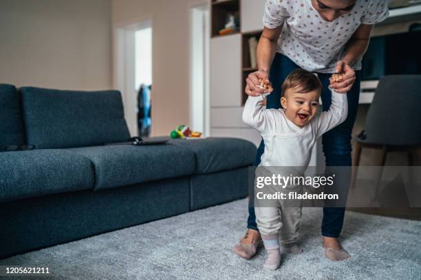 eerste stappen baby - learning to walk stockfoto's en -beelden