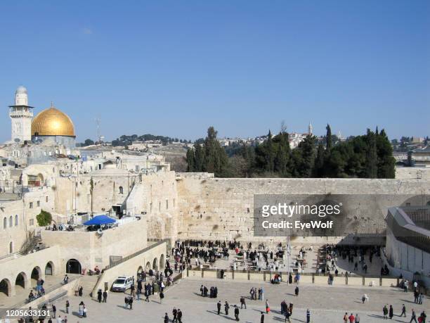 crowd of people at the western wall in jerusalem, israel with dome of the rock in the background. - day of rage grips jerusalem and west bank stockfoto's en -beelden