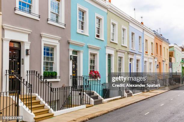 street in residential district with row houses in london, uk - maison mitoyenne photos et images de collection