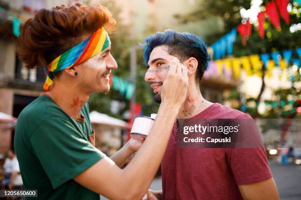 het toepassen van artistieke make-up voor carnaval - mad about heritage festival stockfoto's en -beelden