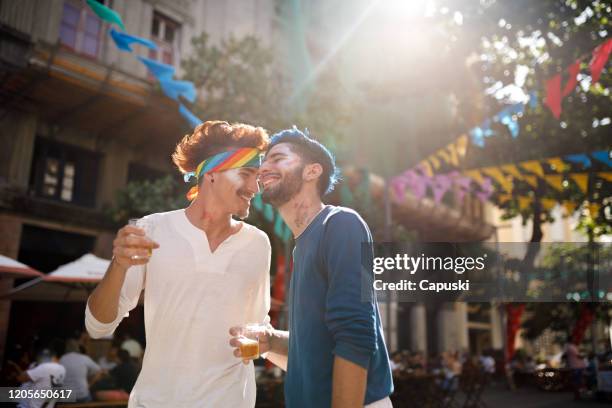 junge männer paar trinken bier im karneval - bier fasching stock-fotos und bilder