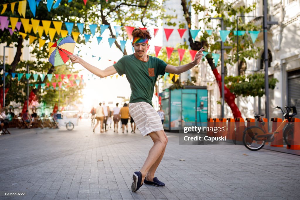 Jonge mens die frevo bij carnaval danst