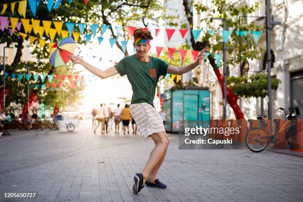 jovem dançando frevo no carnaval - carnaval do brasil - fotografias e filmes do acervo