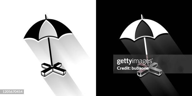 ilustraciones, imágenes clip art, dibujos animados e iconos de stock de icono de beach umbrella en blanco y negro con sombra larga - beach umbrella white background