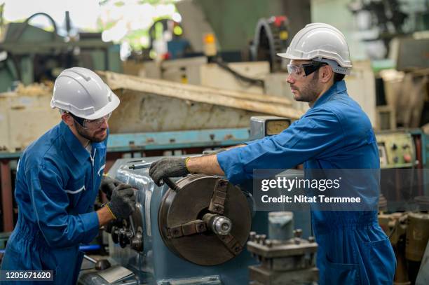 Machining Workforce Turning Cnc Milling Photos and Premium High Res Pictures - Getty Images