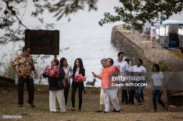People arrive in Solentiname, Rio San Juan, Nicaragua, for a mass in honour of Nicaraguan late poet Ernesto Cardenal on March 7, 2020. - Cardenal,...