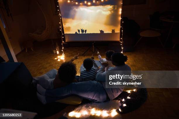 filmavond thuis! - african family watching tv stockfoto's en -beelden