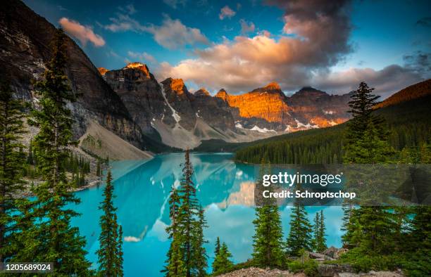 moraine lake sunset, banff national park, kanada - morainesjön bildbanksfoton och bilder
