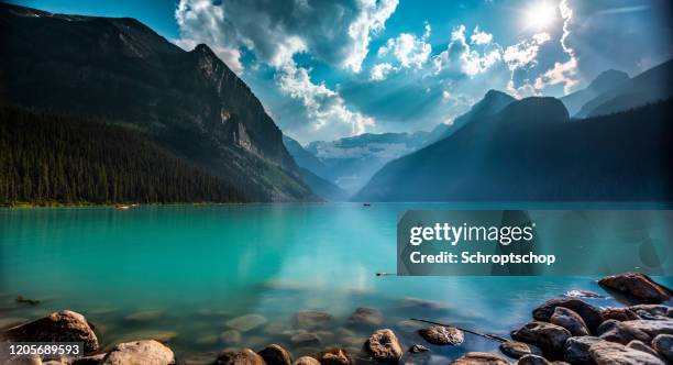 lake louise in canada - louisemeer stockfoto's en -beelden