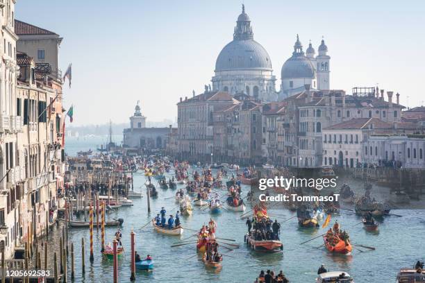 de waterparade van carnaval in venetië met chiesa della groet op de achtergrond - carnival venice stockfoto's en -beelden