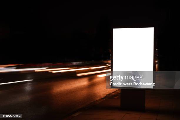 vertical blank outdoor lightboxes - billboard night photos et images de collection