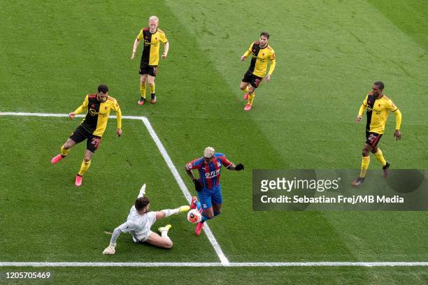 Patrick van Aanholt of Crystal Palace competes for ball with Kiko Femenia, Christian Kabasele, Will Hughes, Étienne Capoue and Ben Foster of Watford...