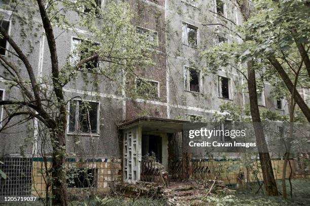 abandoned high-rise building in the chernobyl exclusion zone - central nuclear de chernobyl - fotografias e filmes do acervo
