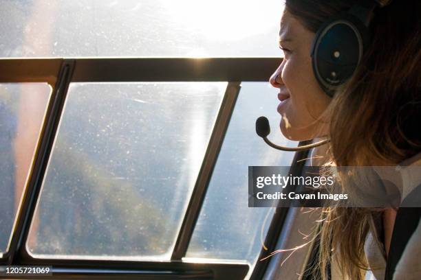 two children looking at sea life in an aquarium. - female pilot stock-fotos und bilder