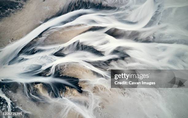 huge riverbed and delta showing unique ornaments - iceland waterfall stock-fotos und bilder