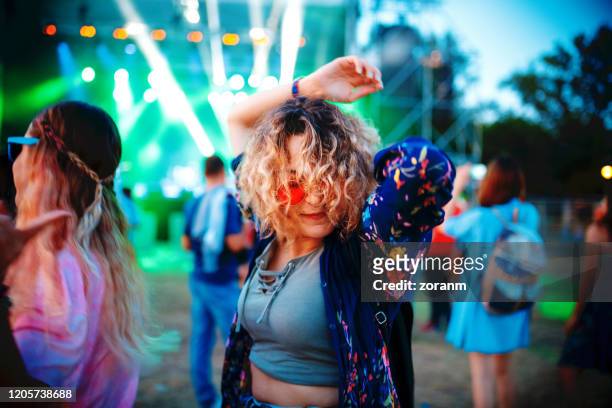 ballare al festival musicale estivo - musica pop foto e immagini stock