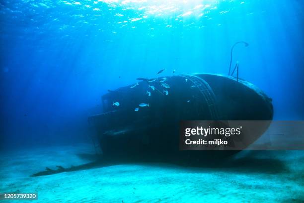 de onderwaterfoto van het schip - sunken stockfoto's en -beelden