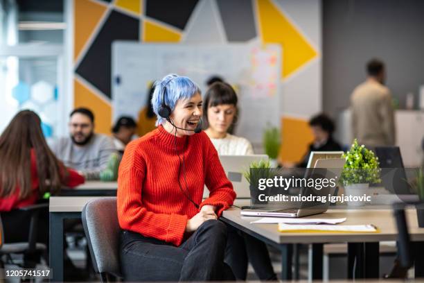 positive einstellung ist der beste weg, um den kunden glücklich zu machen - call center stock-fotos und bilder