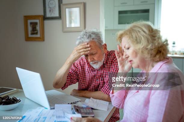 echtgenoten beheren familie budget cheque rekeningen cheques - energy bill stockfoto's en -beelden