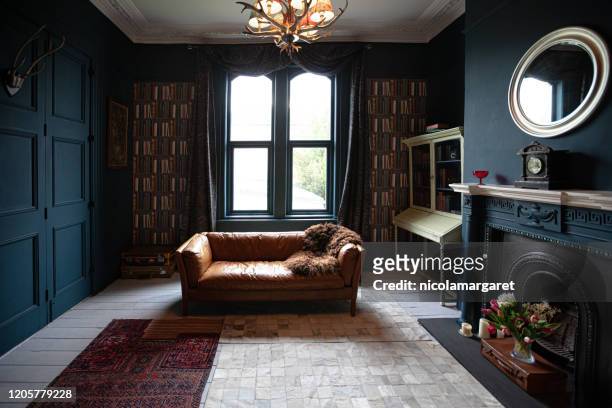 modisches wohnzimmer-interieur - living room dark stock-fotos und bilder