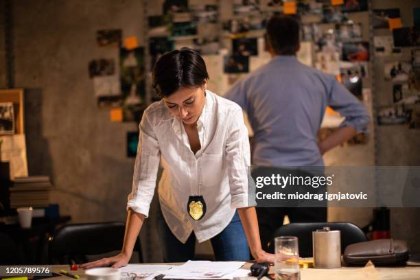 détective féminin travaillant tard au bureau de fbi - fbi badge image photos et images de collection