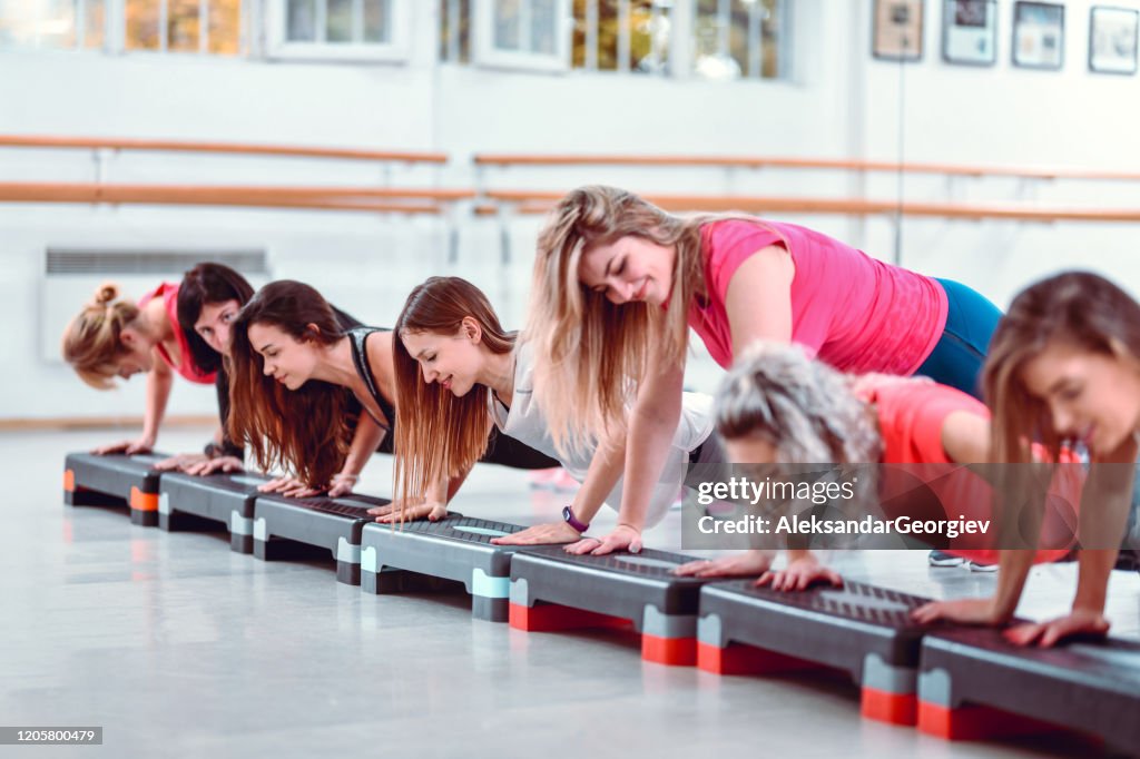 Mujeres Practicando Flexiones en gimnasio