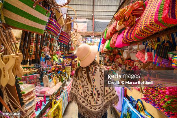tourist shopping for souvenirs at the hidalgo market in guanajuato, mexico - souvenirs stock-fotos und bilder