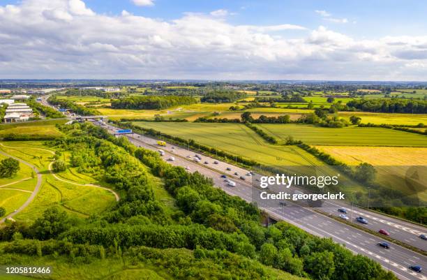 英國m1高速公路上的交通 - multiple lane highway 個照片及圖片檔