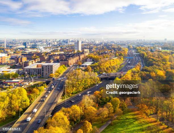 het stadsbeeld van glasgow in de herfst - glasgow schotland stockfoto's en -beelden