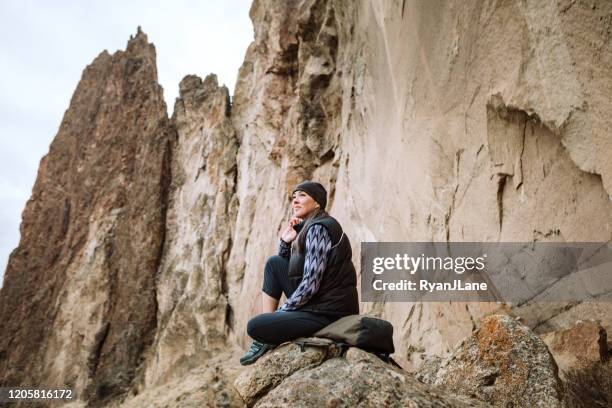 senderismo adulto maduro mujer se detiene a mirar a la vista - smith rock state park fotografías e imágenes de stock