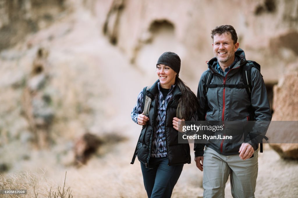 Volwassen Volwassen Paar dat samen in Ruw Gebied wandelt