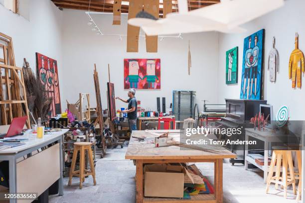 artist painting in his studio - kunstatelier stockfoto's en -beelden