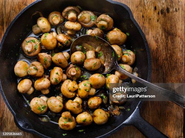 butter and garlic mushrooms with onions - white mushroom imagens e fotografias de stock