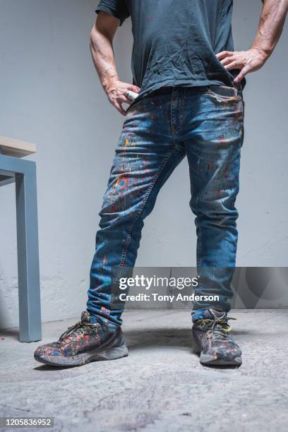 artist's paint splattered pants - sapatos sujos dentro de casa imagens e fotografias de stock